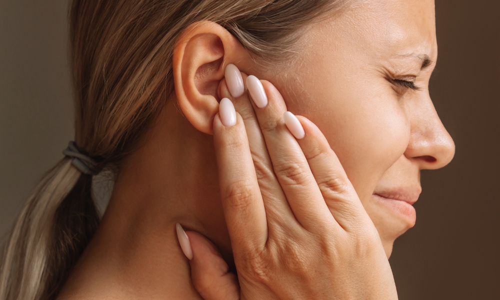 Tinitus je stanje u kojem osoba čuje zujanje, šuštanje ili pucketanje u uhu bez spoljnog izvora zvuka