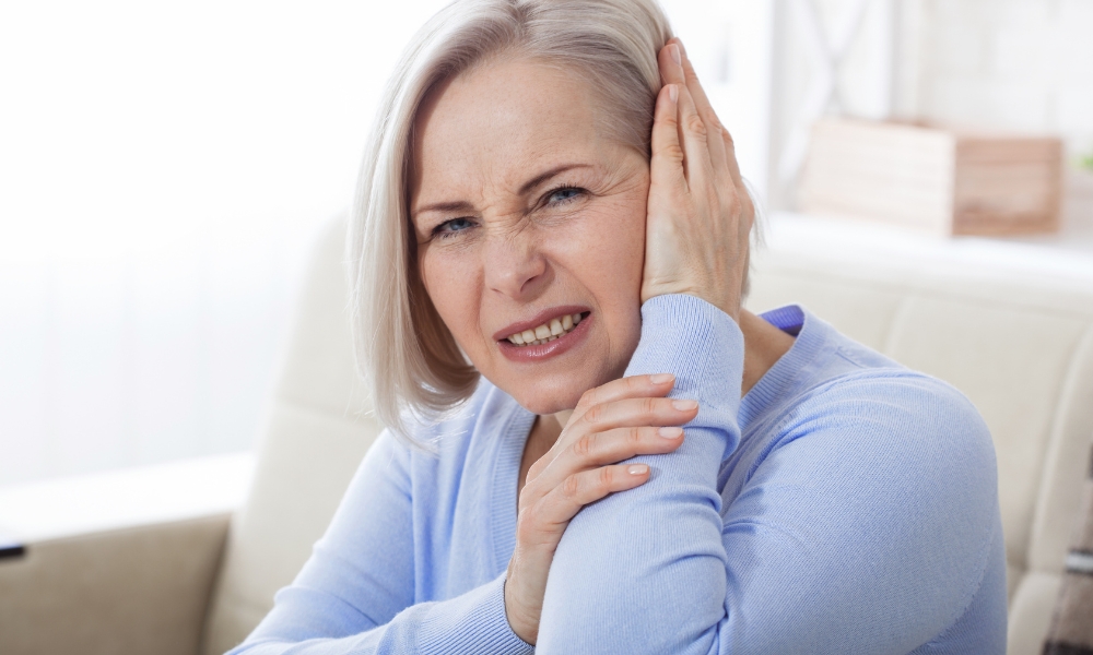 Obično pucketanje javlja se pri pokretu vilice, dok je tinitus stalni unutrašnji zvuk bez spoljnog izvora