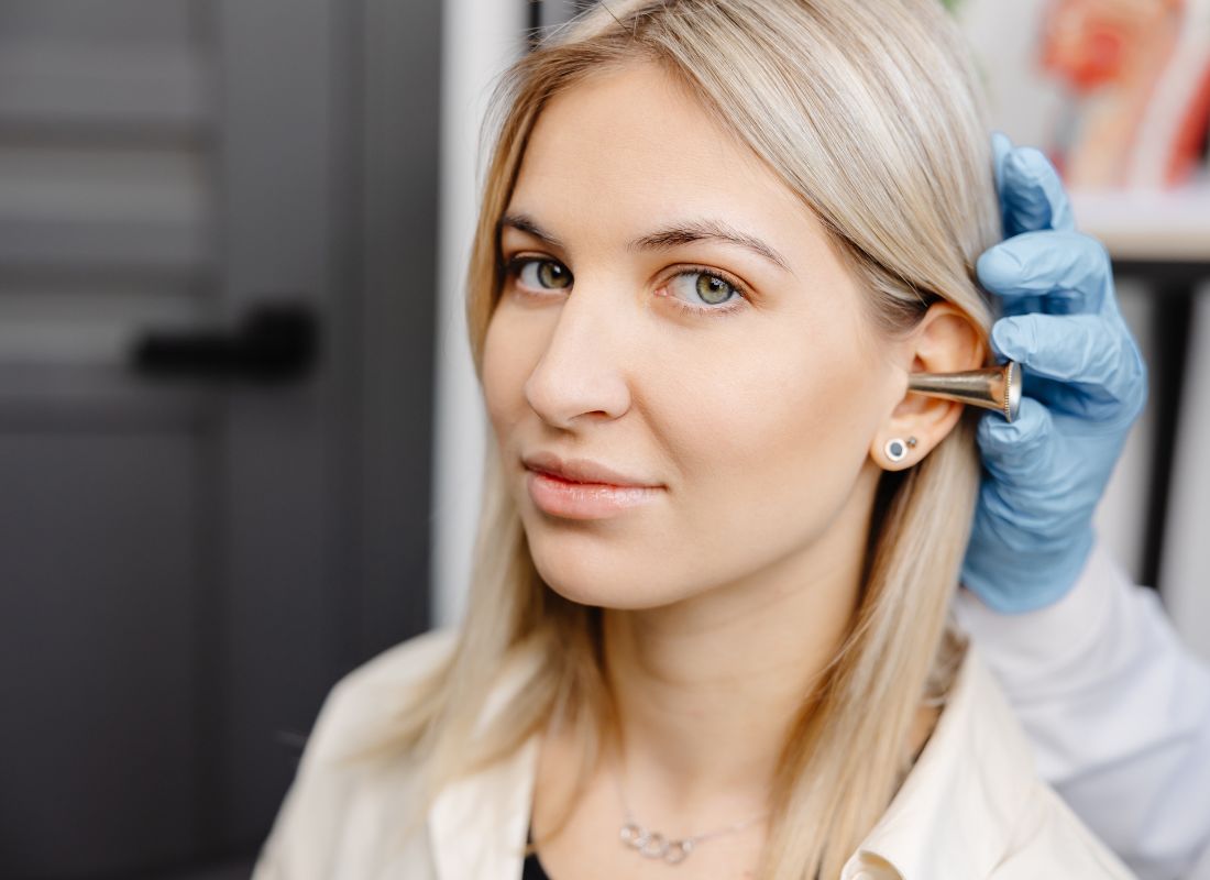 devojka na pregledu uha kod lekara