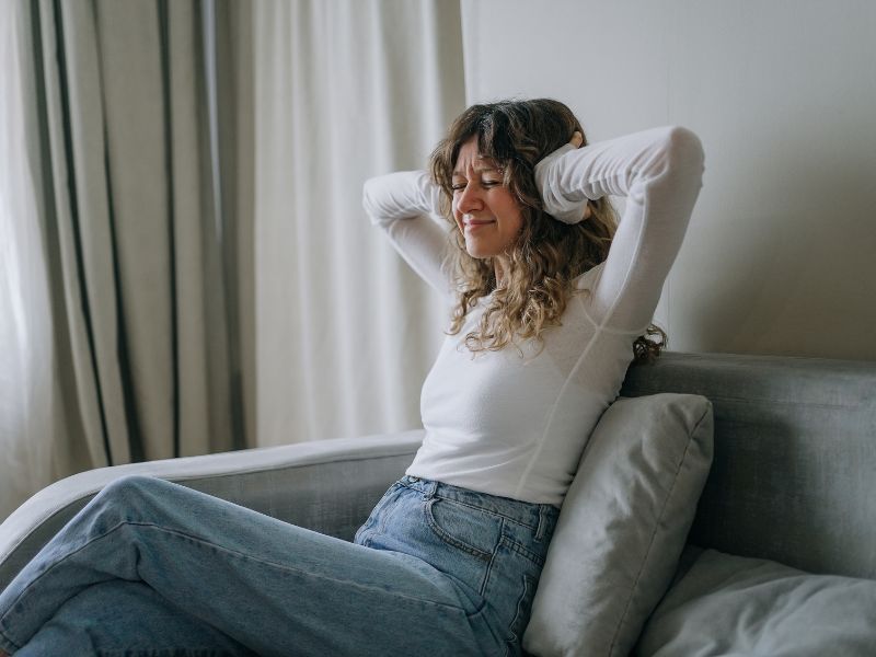 prikaz devojke koja pati od pritiska u ušima